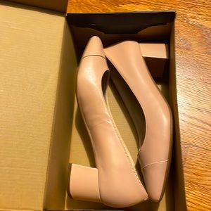 New with box! Beautiful, light pink Cole Haan “The Go-To Pump”.